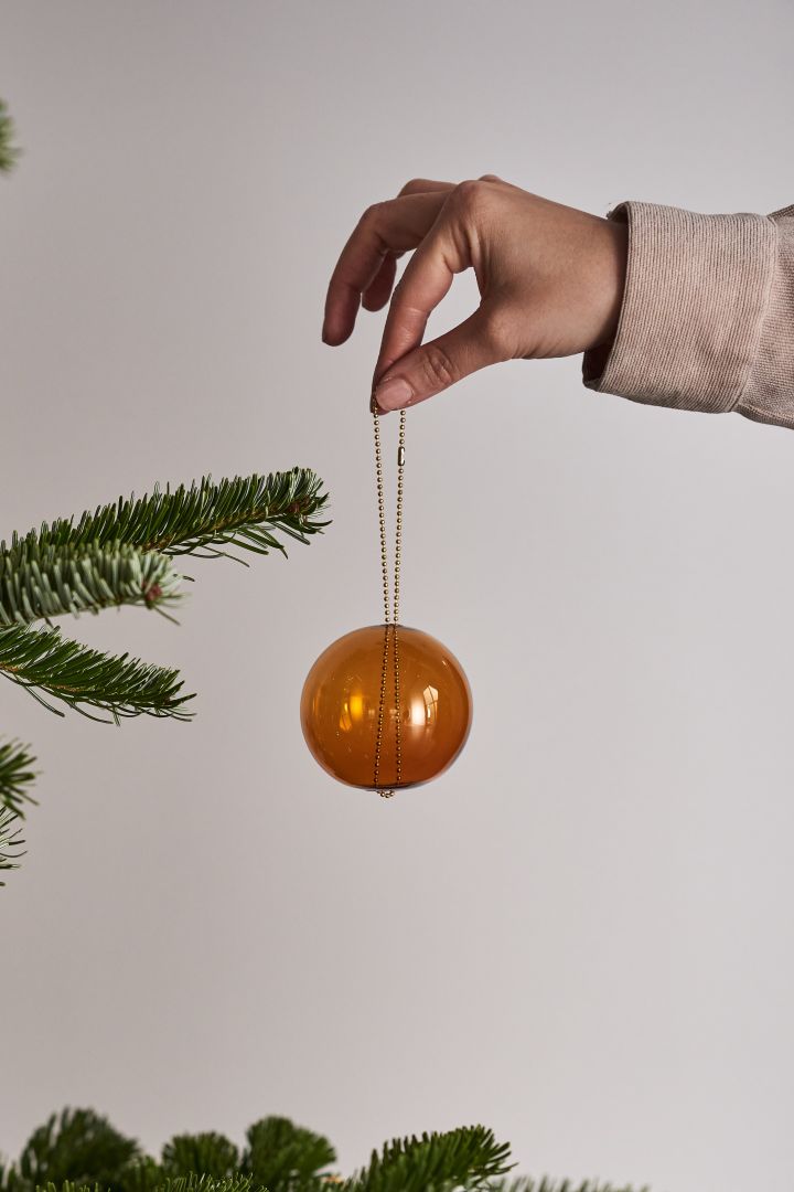 Die bernsteinfarbene Monili Weihnachtsbaumkugel von AYTM ist ein Trend skandinavischer Weihnachtsdekorationen für 2021.
