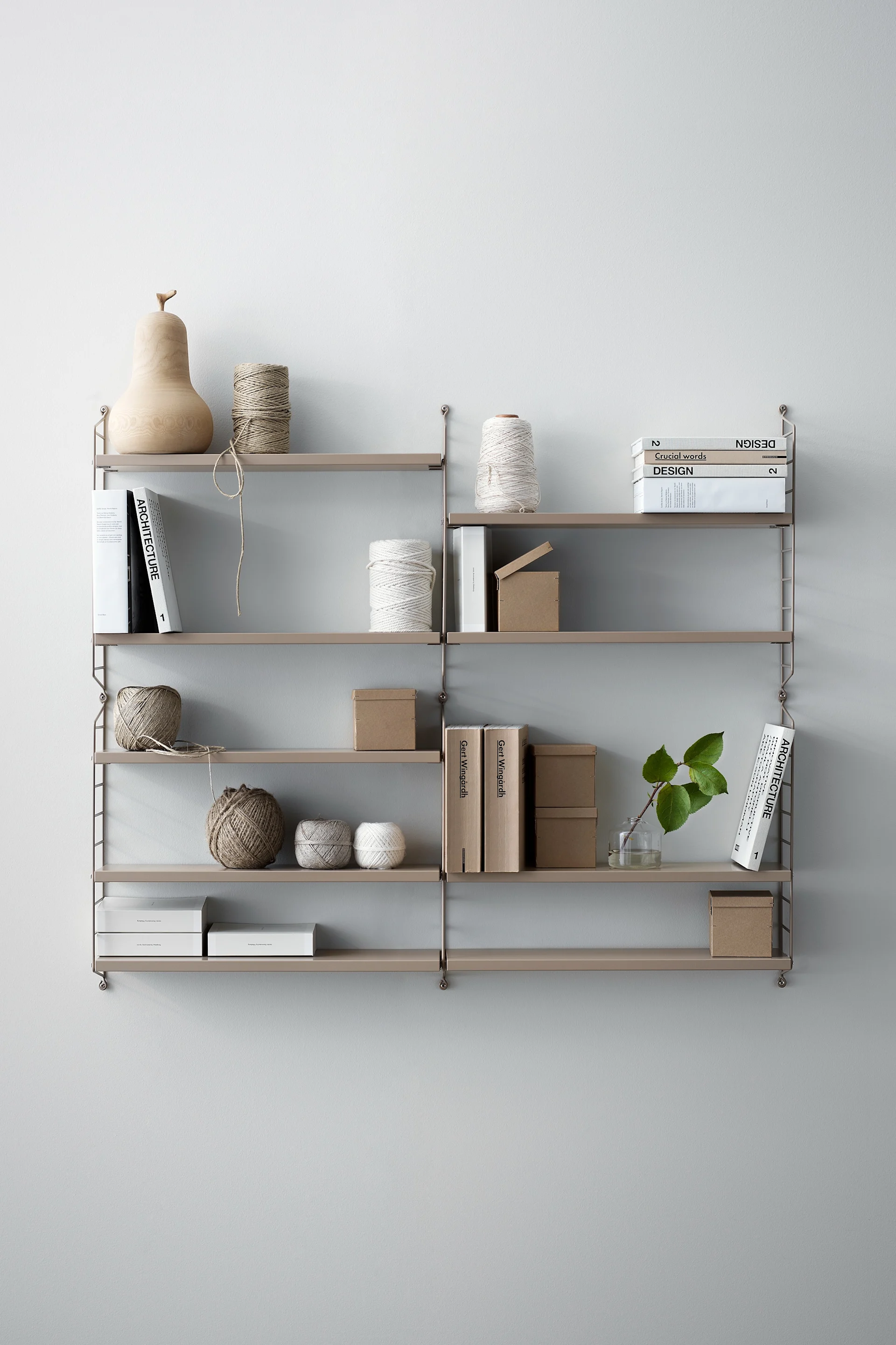 9-Frühlings-Must-Haves – das String Pocket Regal in Beige strahlt zugleich einen klassischen und eleganten Look aus – einfach ein Must Have!