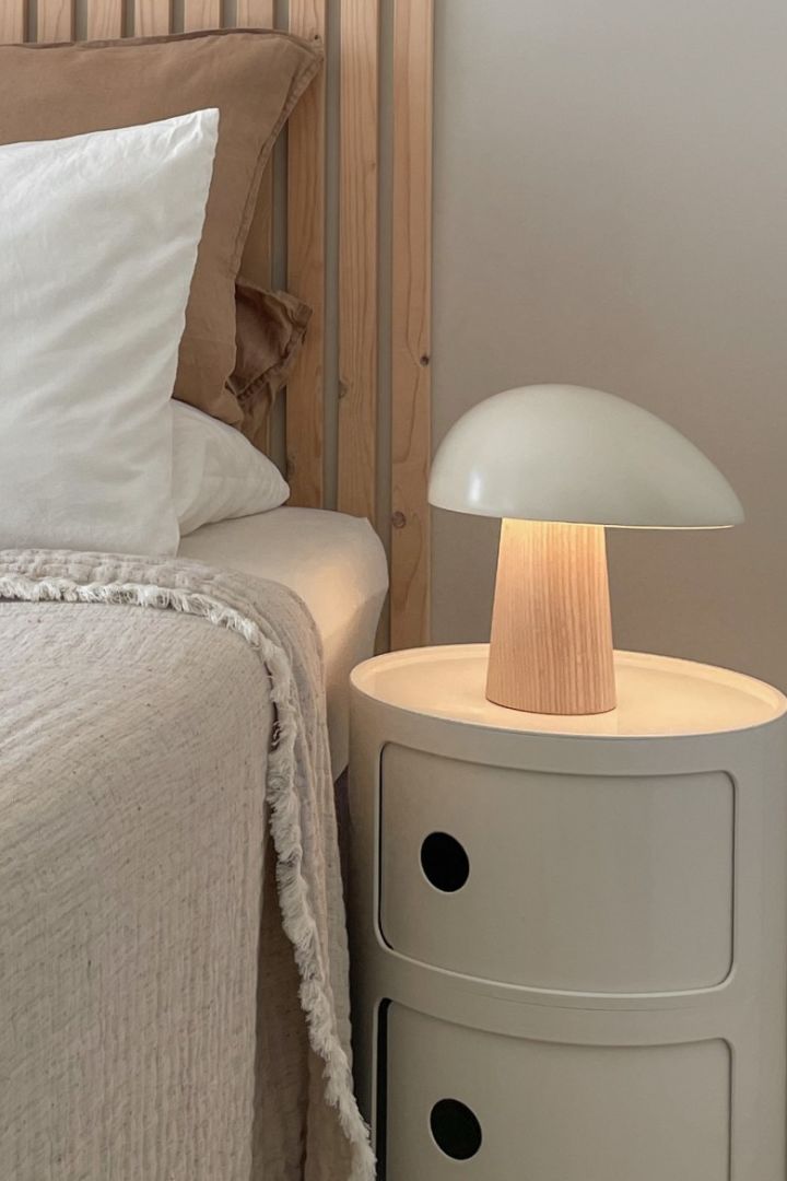 Die Night Owl Tischleuchte von Fritz Hansen in natürlichem Holz erzeugt den perfekten gemütlichen Schein für ein skandinavisches Schlafzimmer. 