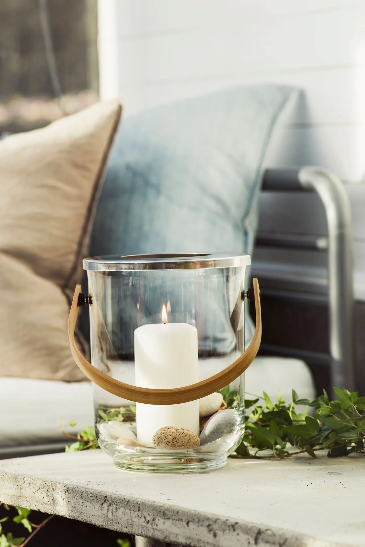 Beleuchten Sie Ihren Outdoor-Tisch mit Laternen und Windlichtern für draußen, beispielsweise mit der Nature-Laterne mit Henkel von Sagaform!