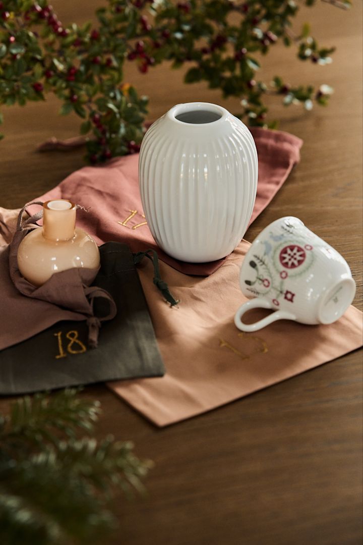 Nutzen Sie den Christmas countdown Weihnachtskalender von ferm LIVING und füllen Sie Ihren Adventskalender mit der Marimekko-Vase, der Kähler-Vase oder dem Rörstrand-Glühweinbecher.