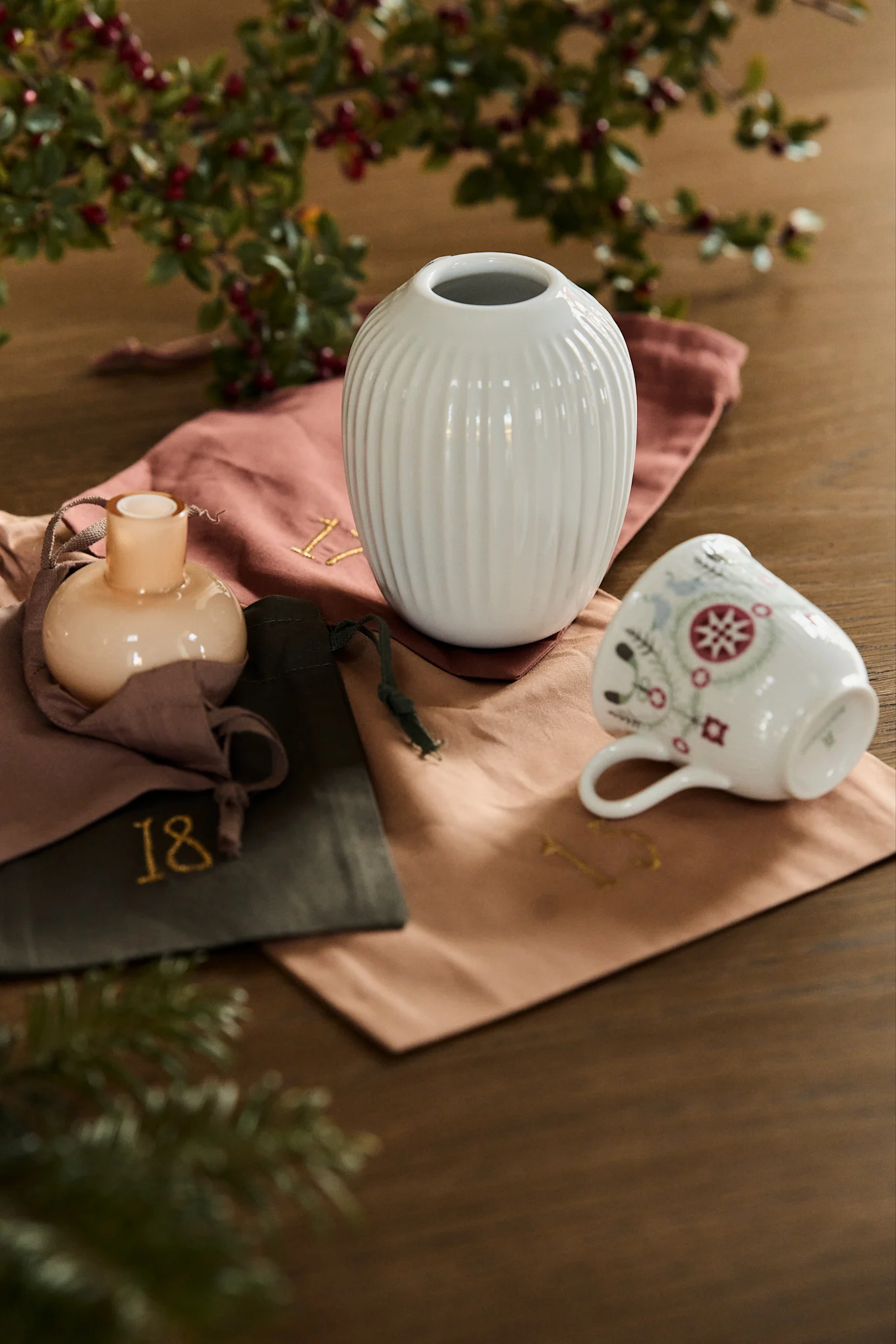 Nutzen Sie den Christmas countdown Weihnachtskalender von ferm LIVING und füllen Sie Ihren Adventskalender mit der Marimekko-Vase, der Kähler-Vase oder dem Rörstrand-Glühweinbecher.
