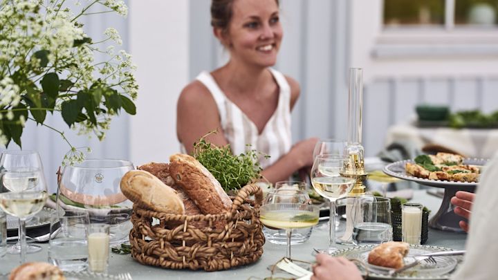 Bei der Gartenparty können sich die Gäste aus einem rustikalen Bloomingville-Brotkorb mit Brotstücken bedienen. 