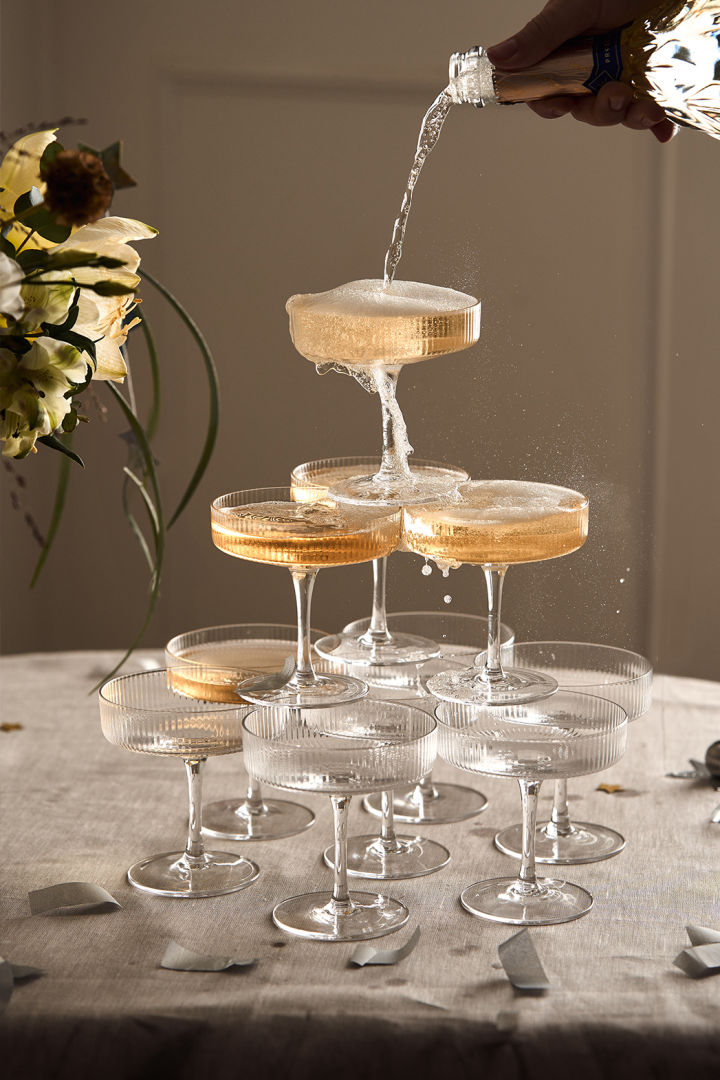 Ideen für Ihre Silvesterparty: Bieten Sie Ihren Gästen etwas Besonderes mit einer Champagnerpyramide, zum Beispiel mit den Champagnergläsern aus der Ripple-Serie von ferm LIVING.