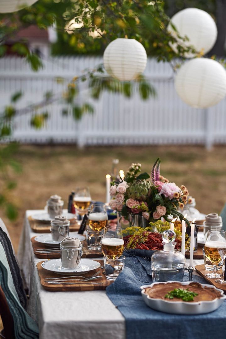Der Tisch ist gedeckt und bereit für die Gäste. Die Krebse sind an ihrem Platz und stimmungsvolle Kerzen in den Bäumen und auf den Tischen schaffen eine gemütliche Atmosphäre.