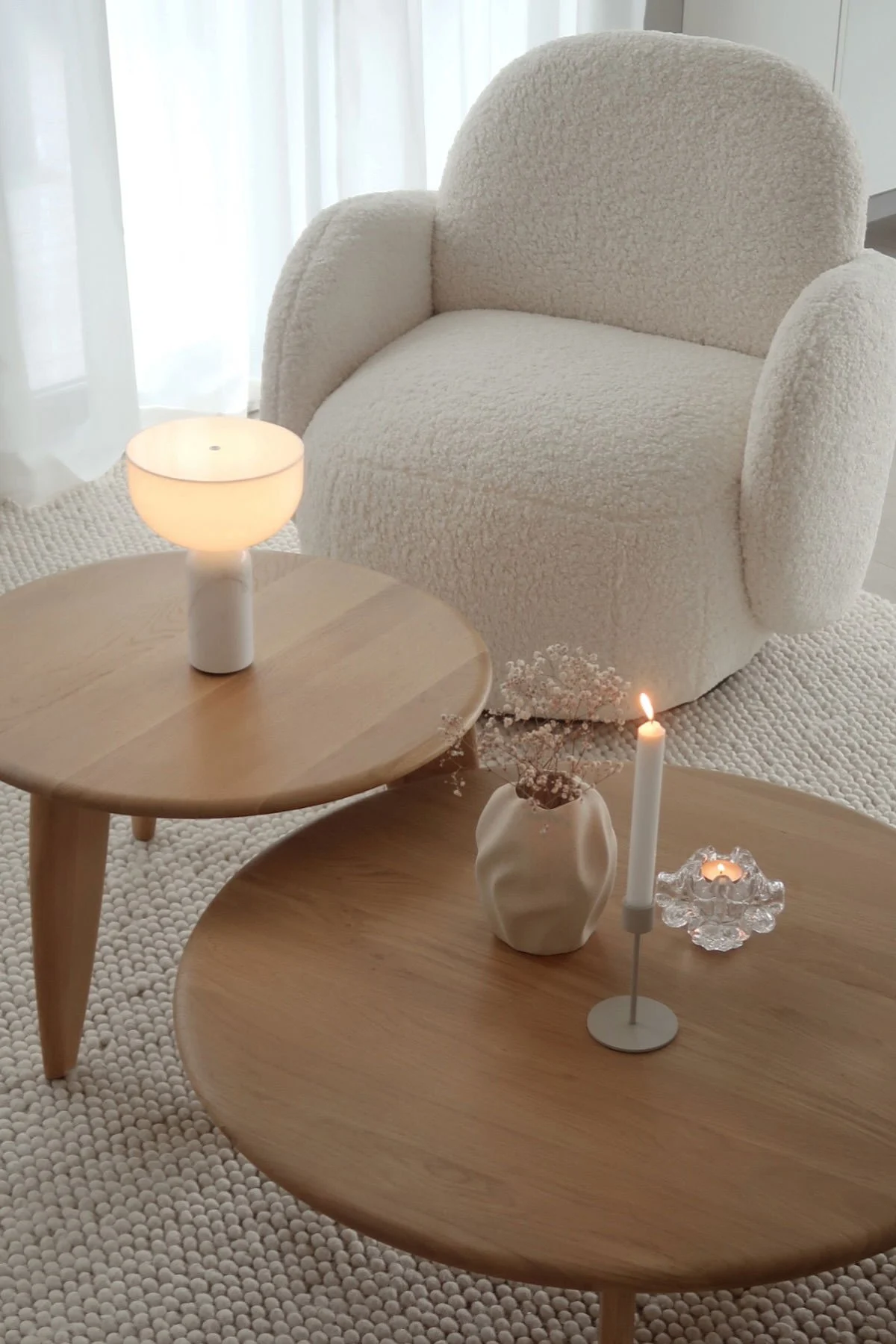 Das in Beige eingerichtete Wohnzimmer von @casa_pedersen mit zwei Lyckeby Couchtisch und dem weißen Mo Sessel, beides von 1898. Auf einem der Tisch steht eine weiße portable Kizu Tischleuchte von New Works.