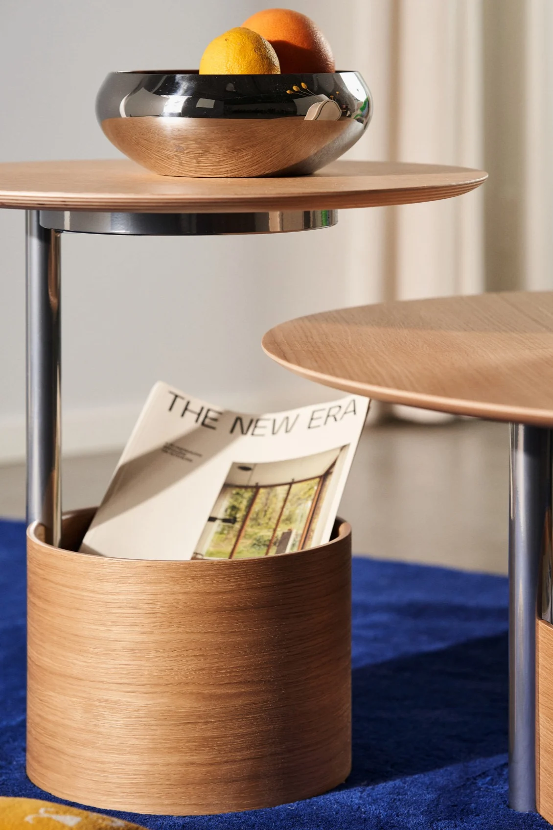 Eine Nahaufnahme des Sockels des Parasol-Tisches von Maze, der zur Aufbewahrung von Zeitschriften dient.