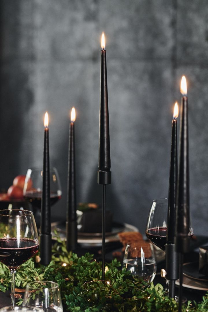 Eine dramatische Tischdeko in Schwarz: Hier sehen Sie einen schwarz gedeckten Tisch mit den schwarzen Esther & Erik-Kerzen und dem Granny-Kerzenhalter von Northern.