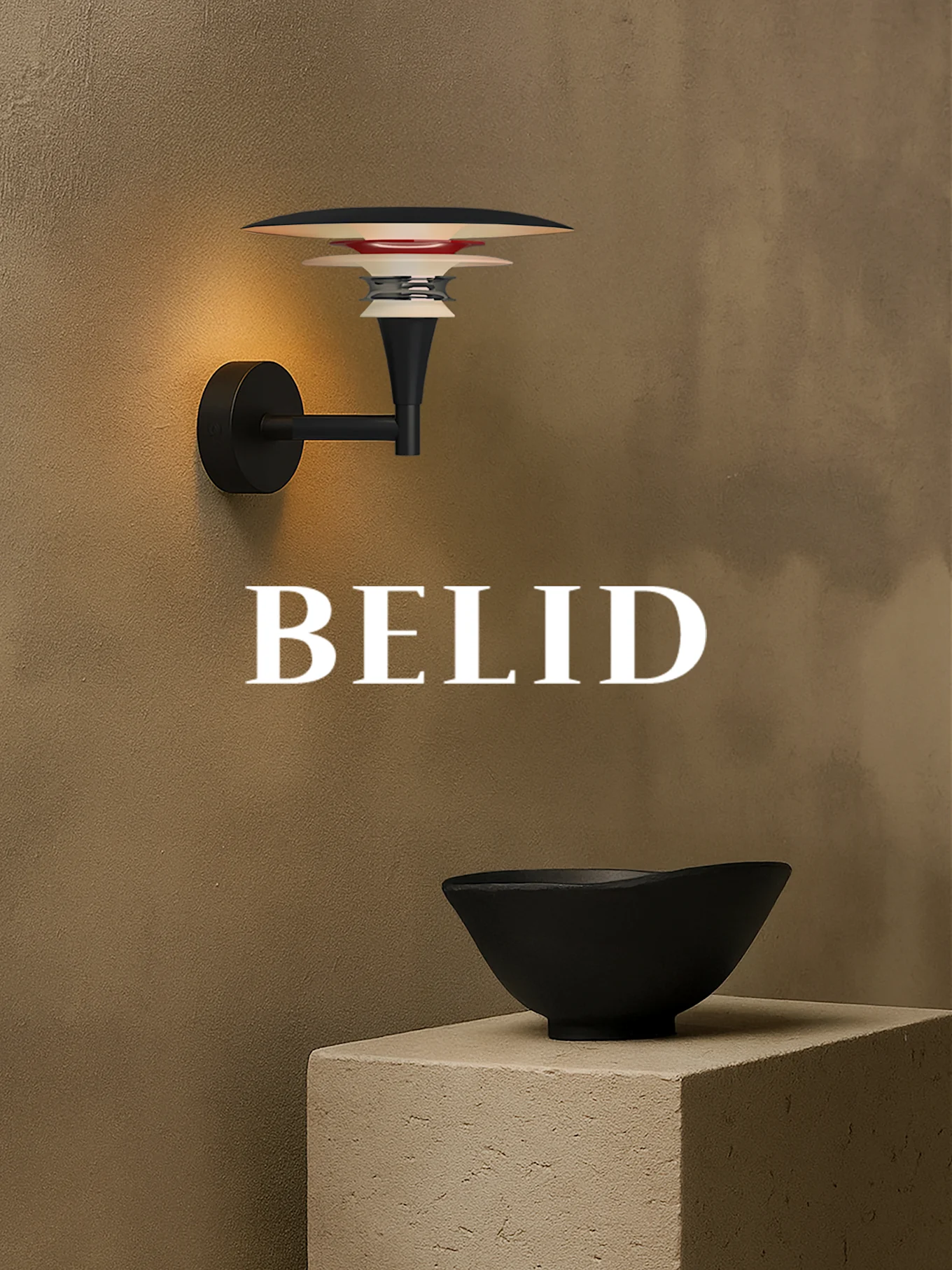 Wandlampe mit gestuften Schirmen beleuchtet texturierte braune Wand. Schwarze Schale auf Betonblock. 'BELID'-Text.