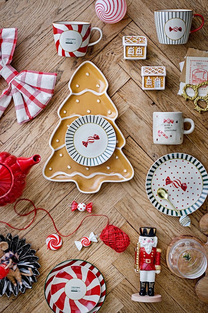 Tischdeko Weihnachten: Ein mit weihnachtlichem Geschirr von Bloomingville gedeckter Tisch, darunter der Ginnie und der Yule Teller.