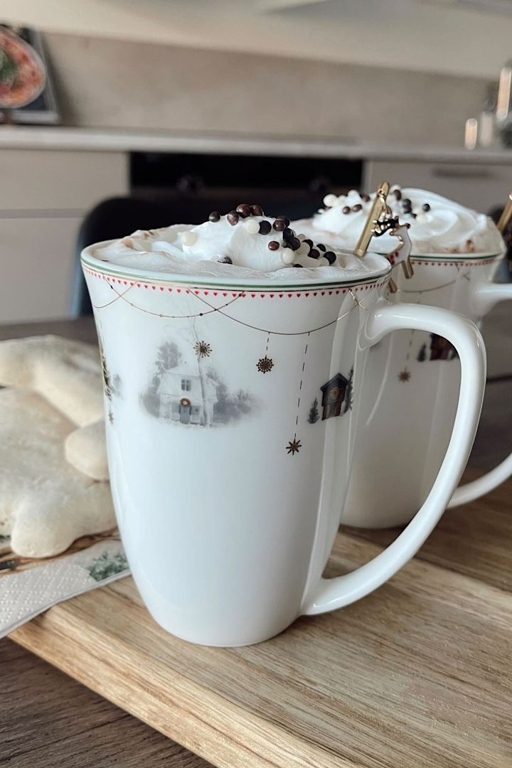 Einfache Weihnachtsrezepte: Schlagen Sie Sahne auf uns verzieren Sie Ihre Heiße Schokolade damit. Servieren Sie sie in einer Tasse aus der Julemorgen-Kollektion von Wik & Walsøe.