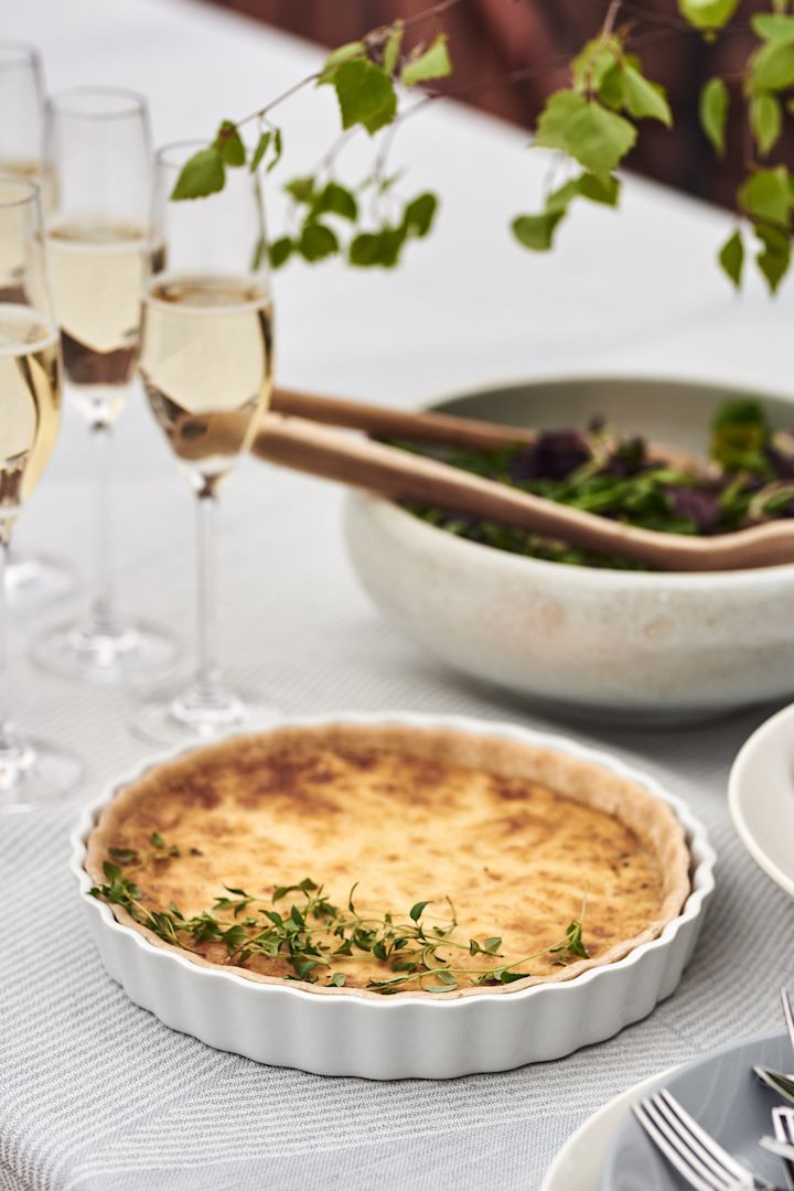 Ein klassischer Västerbotten-Kuchen ist ein traditionelles schwedisches Sommergericht und das perfekte Essen für eine sommerliche Gartenparty. 