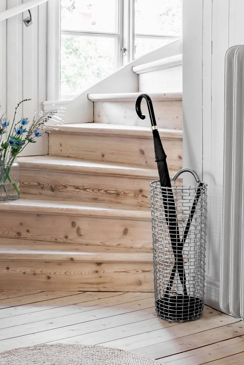 So gestalten Sie einen kleinen Flur: Inspiration von KORBO mit einem stilvollen und praktischen Schirmständer für mehr Ordnung im Flur.