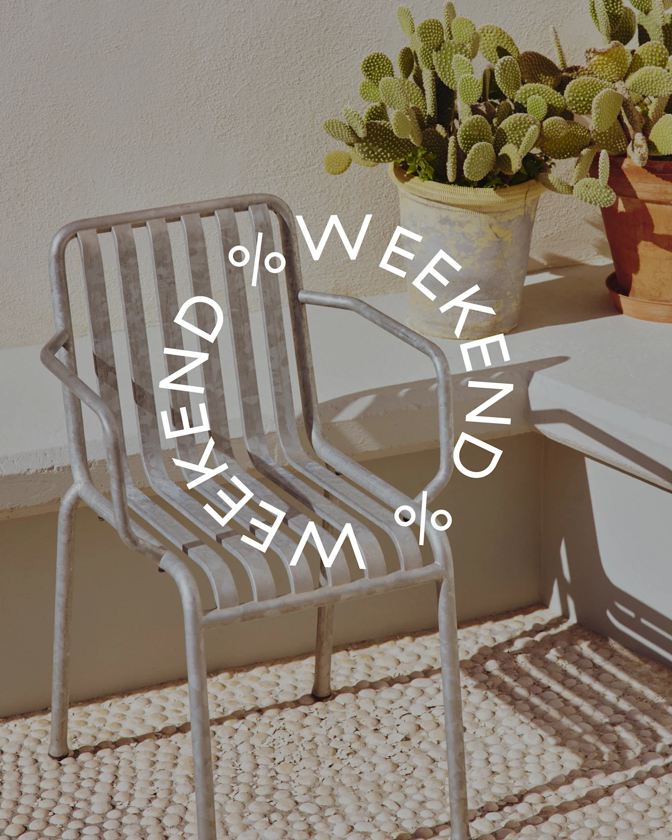 Grauer Stuhl mit Metalllamellen neben einer Topfkaktuspflanze, mit kreisförmigem Text „WEEKEND % WEEKEND %“.