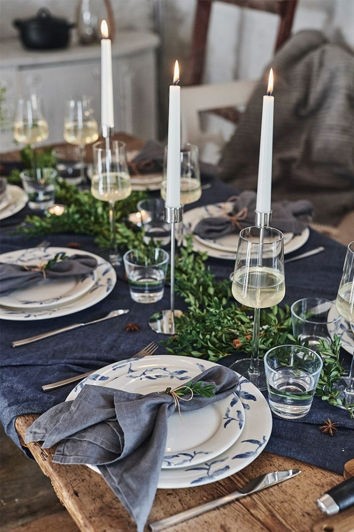 Romantisch gedeckter Weihnachtstisch in Blau mit blau-weißem Porzellan von Scandi Living und Kerzenleuchtern von Cooee Design.
