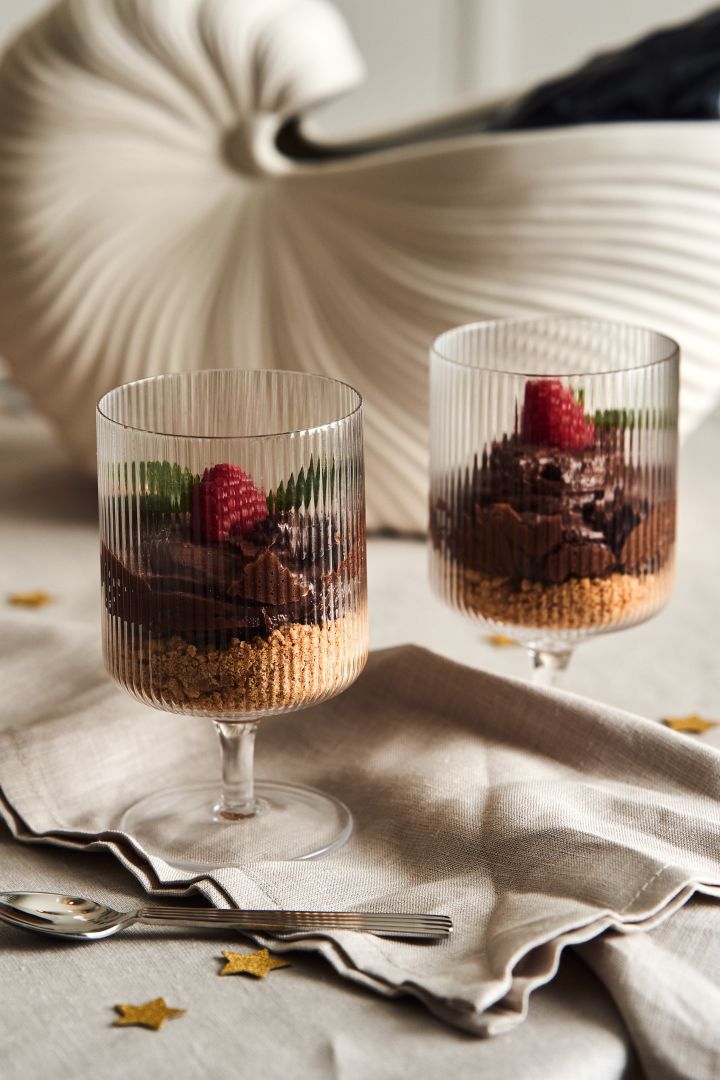 Ideen für Ihre Silvesterparty: Servieren Sie Ihren Gästen ein leckeres schokoladiges Dessert als krönenden Abschluss, beispielsweise in Gläsern aus der Ripple-Serie von ferm LIVING.
