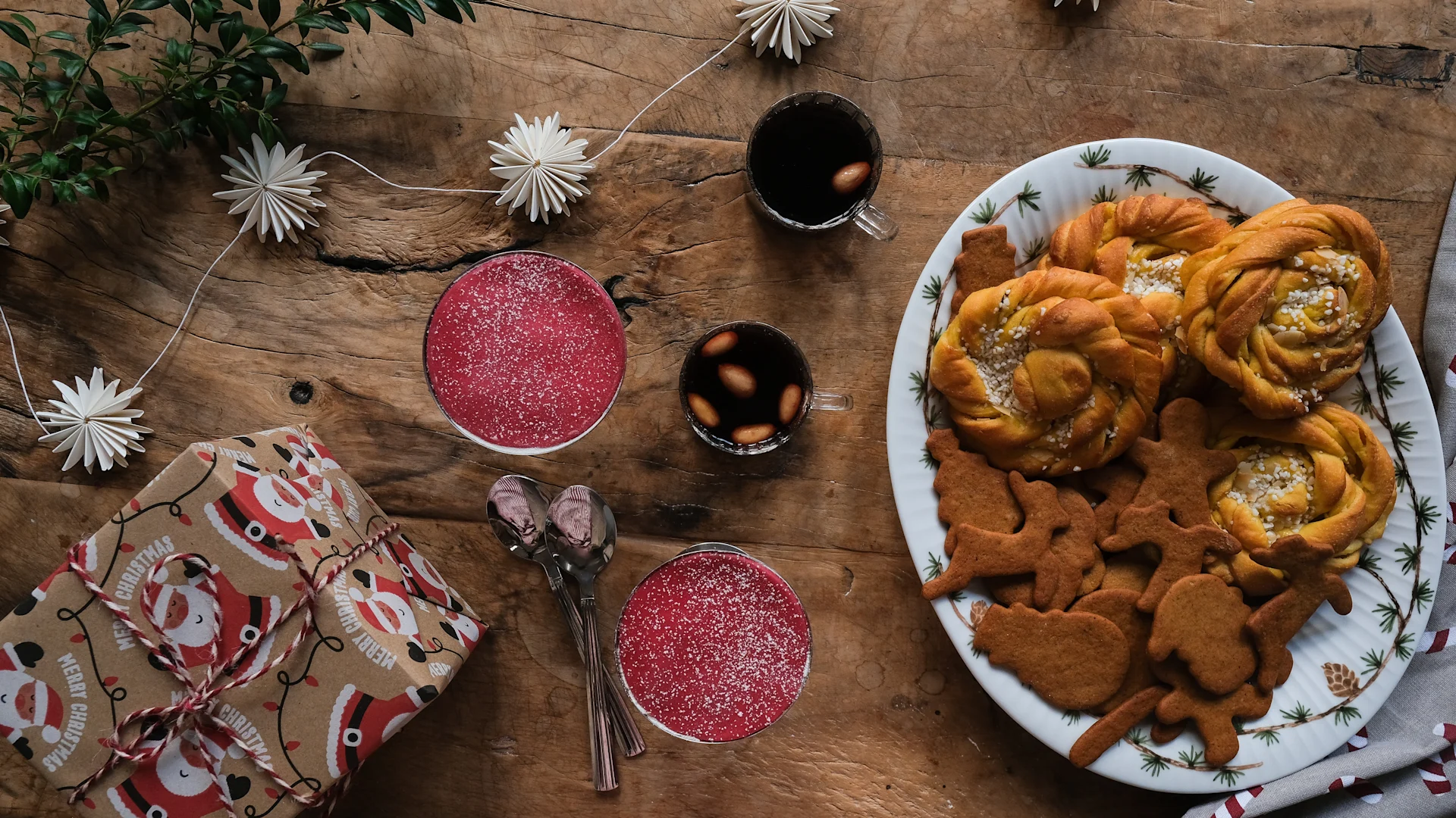 Der große Servierteller von Kähler gefüllt mit Weihnachtsgebäck steht auf einem Tisch, daneben Glühwein, die Prinzessinnentorte in Gläsern und Geschenke.