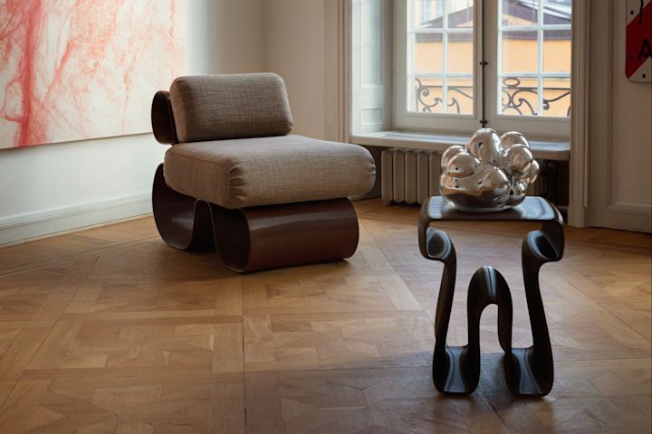 Mit Ekbacken Studios ist es einfach, eine nachhaltige Wahl zu treffen. Das Unternehmen stellt mit Hilfe von 3D-Druckern Möbel aus alten Fischernetzen her, wie den Octopus Beistelltisch und den Eel Lounge Chair in der Farbe Chocolate, den Sie hier sehen. 
