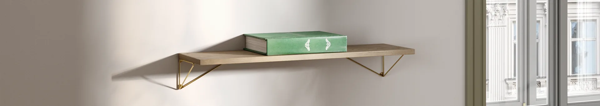 Ein grünes Buch liegt auf einem Holzregal mit goldenen Halterungen, beleuchtet von natürlichem Licht nahe einem Fenster.