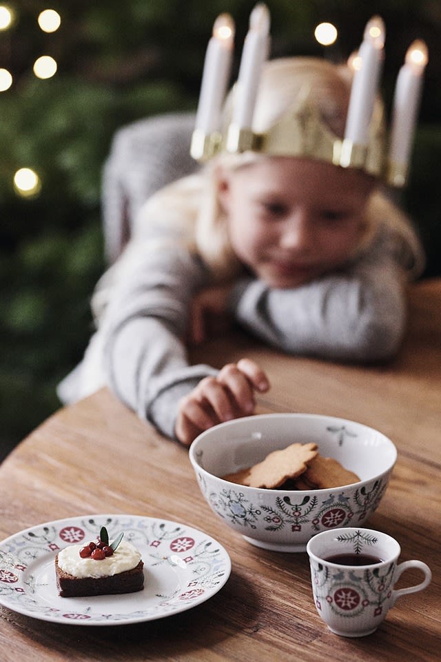 Skandinavischer Glühwein und weitere Weihnachtsrezepte: Backen Sie schwedische weiche Pfefferkuchen mit Glasur und servieren Sie diese passend in Geschirr von Rörstrand aus der Swedish Grace Winter-Kollektion.