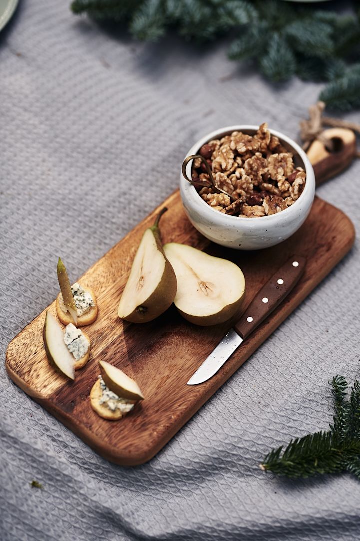 In unserer Herbst To-do-Liste geben wir Ihnen zahlreiche Tipps, was Sie diesen Herbst Skandinavisches machen können – zum Beispiel etwas Saisonales mit Birnen und Walnüssen kochen.