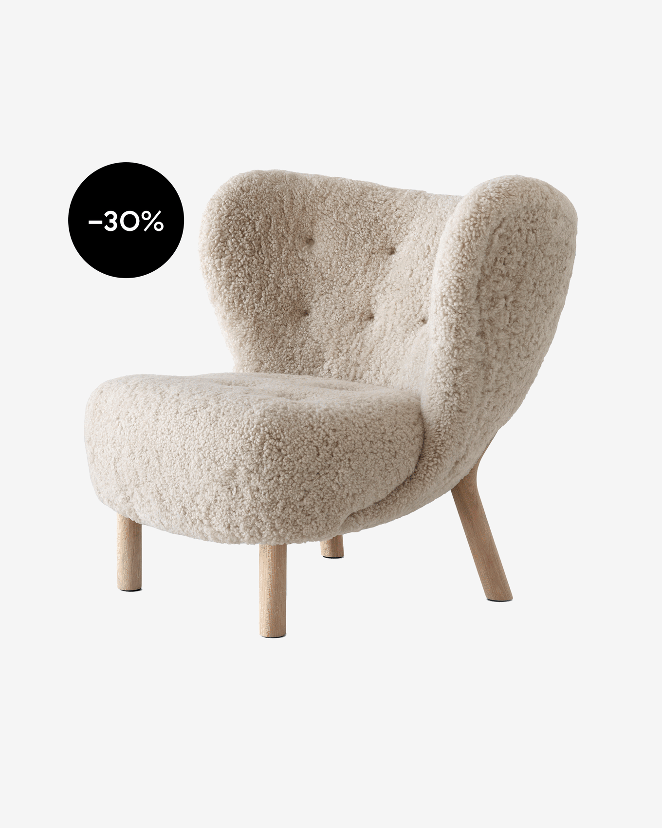 Hellbeiger Sessel aus Schaffellimitat mit Knopfheftung und Holzbeinen, zeigt ein schwarzes -30% Sale-Etikett.