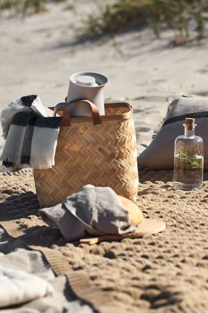 Ein weiterer Sommerfavorit ist die Gems Decke der Classic Collection, die Sie am Strand auslegen und mit einem Picknickkorb, einem Glaskrug und einem Brotlaib dekorieren können.