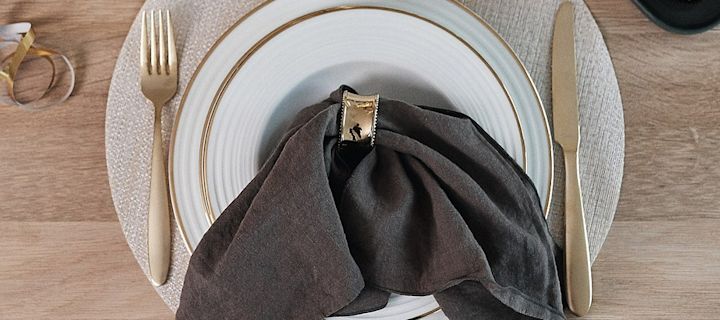 Clean Leinenserviette in charcoal von Nordic Nest zusammen mit Bloomingville Serviettenring mit Perlen.