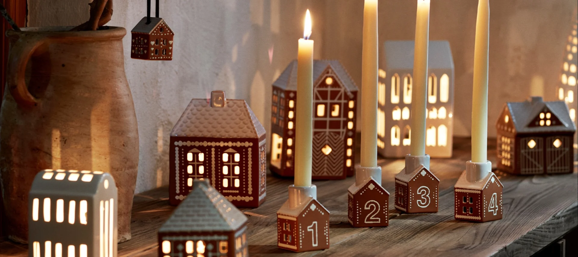 Skandinavische Weihnachtsdeko von Kähler: Hier sehen Sie die Adventskerzenhalter aus der Hammershoi-Kollektion.