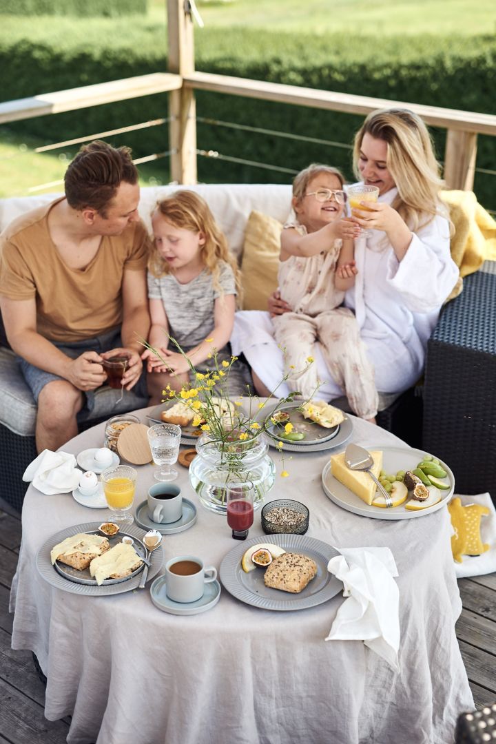 Richten Sie sich für das Hotelfrühstück zu Hause auf der Terrasse mit Kaffee, Obst und belegten Brötchen für ein gemütliches und luxuriöses Frühstück ein. 