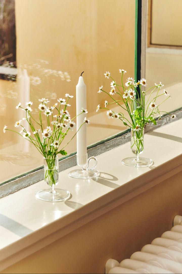 Dekorieren Sie die Fensterbank mit frühlingshaften Blumen wie Gänseblümchen und präsentieren Sie sie in den Tiny Vasen von HAY.