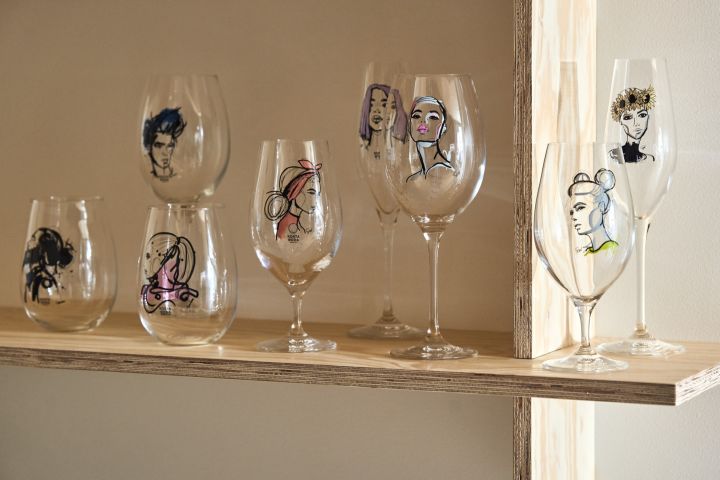 Eine Ansammlung von Gläsern aus der All about you-Kollektion auf einem Holz-Regal.