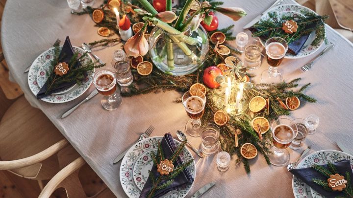 Weihnachtliche Tischdekoration wie im Märchen: Decken Sie den Tisch zum Weihnachtsessen mit dem Swedish Grace-Geschirr von Rörstrand, Tannengrün und Früchten.