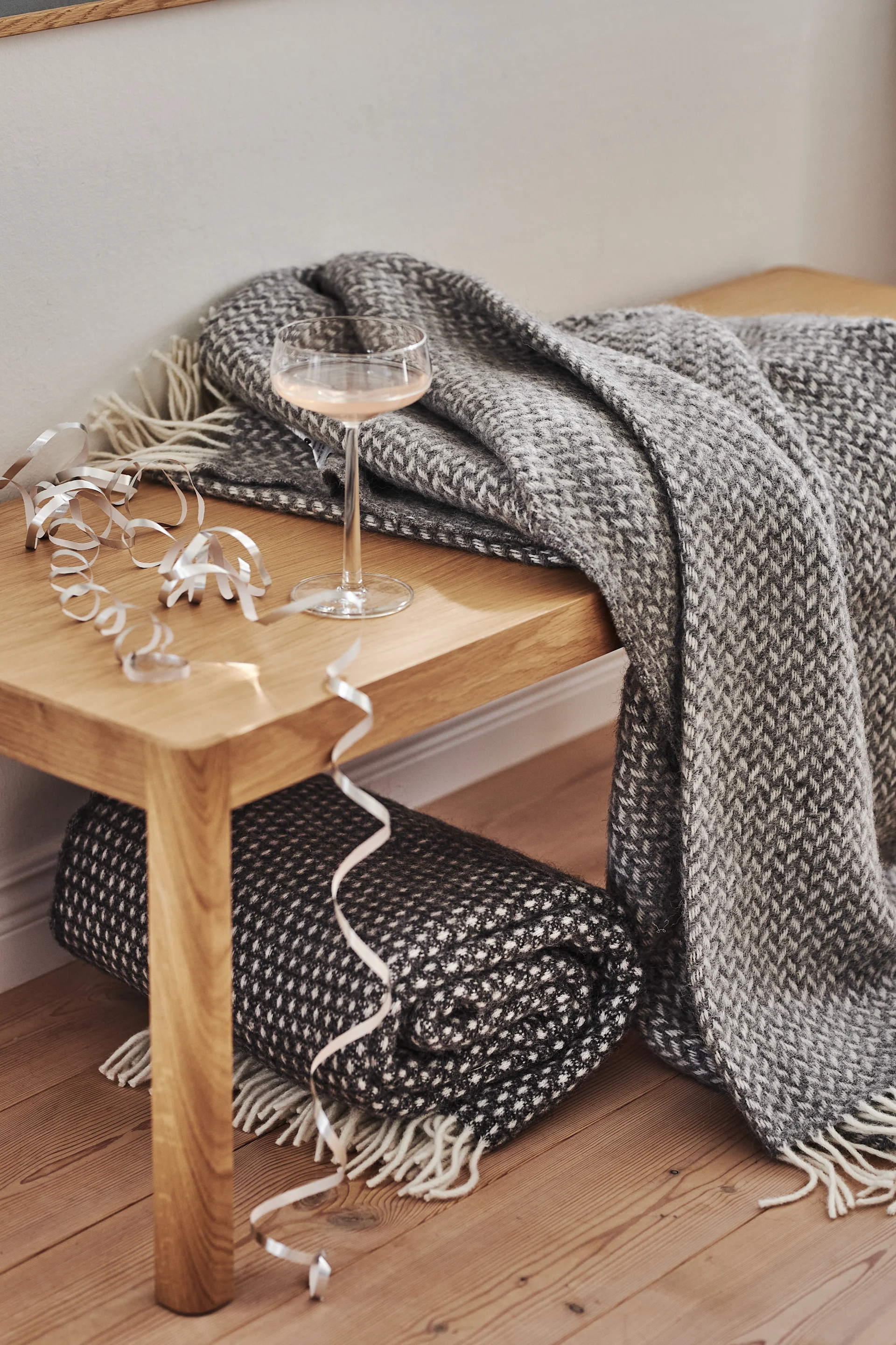 Schenken Sie eine Wolldecke wie die Wolldecke Polka, die perfekte Geschenkidee für Paare, die ihren siebten Hochzeitstag begehen. 