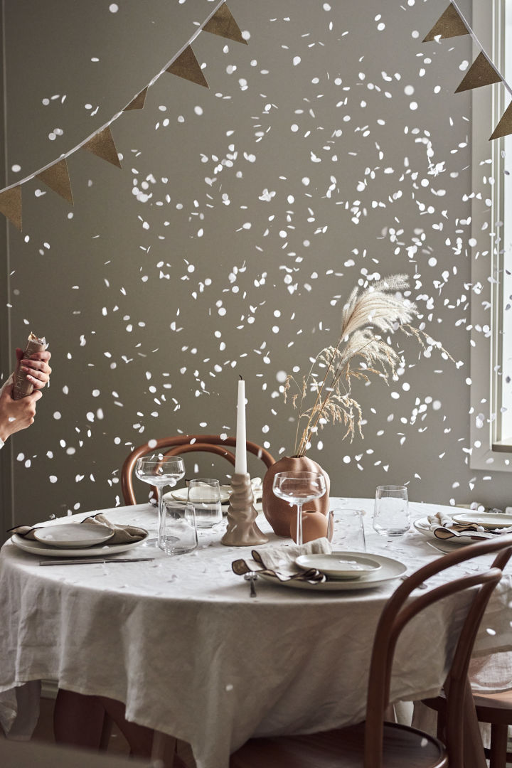 Ideen für Ihre Silvesterparty: Decken Sie den Tisch festlich, dekorieren Sie mit Luftballons und Girlanden und legen Sie vielleicht sogar ein paar Konfetti-Kanonen bereit!