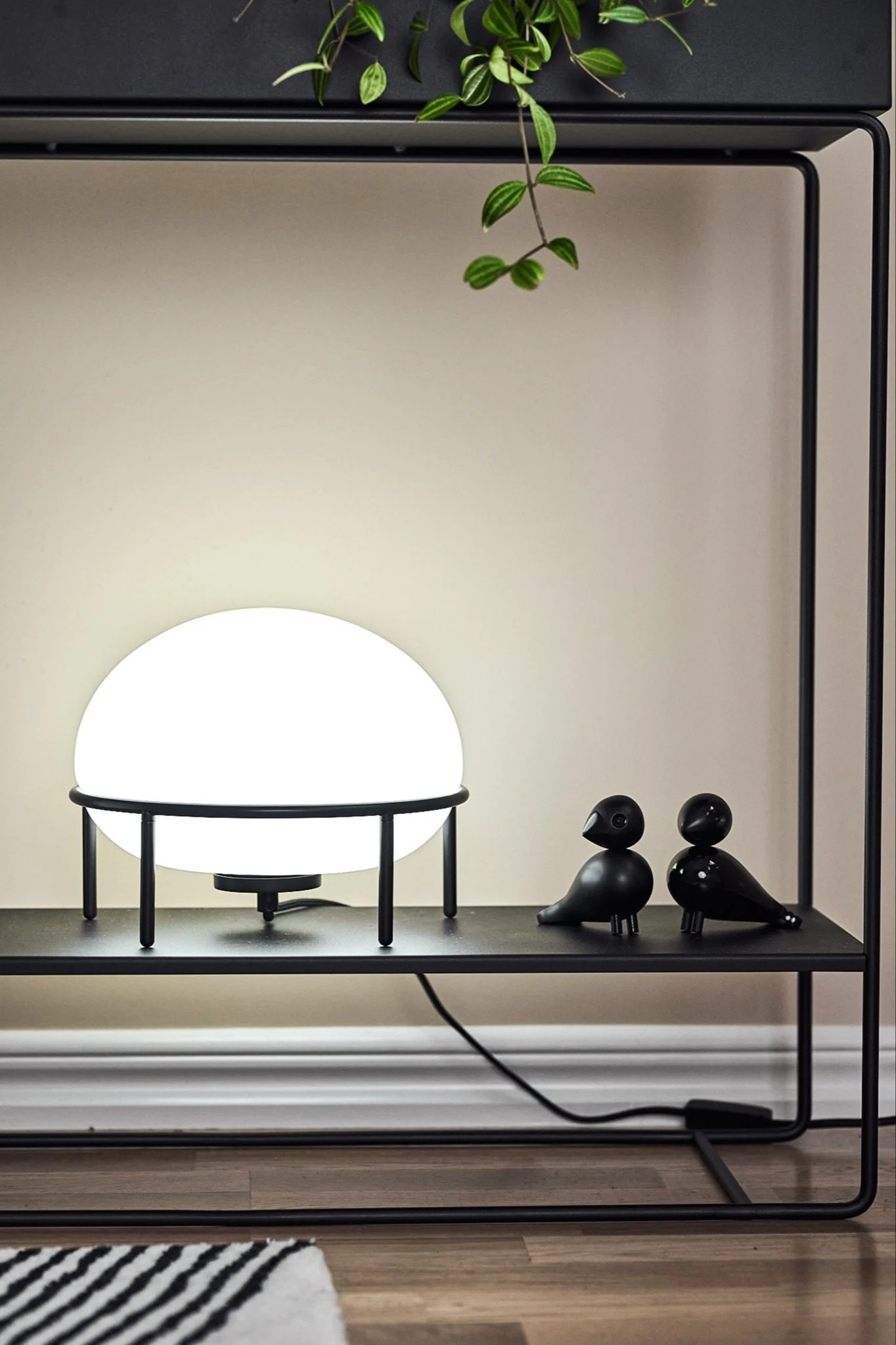 Die Wahl der richtigen Glühbirne - Pump Tischleuchte von Woud mit weißem Licht zeigt eine Lichtquelle von 4000K.