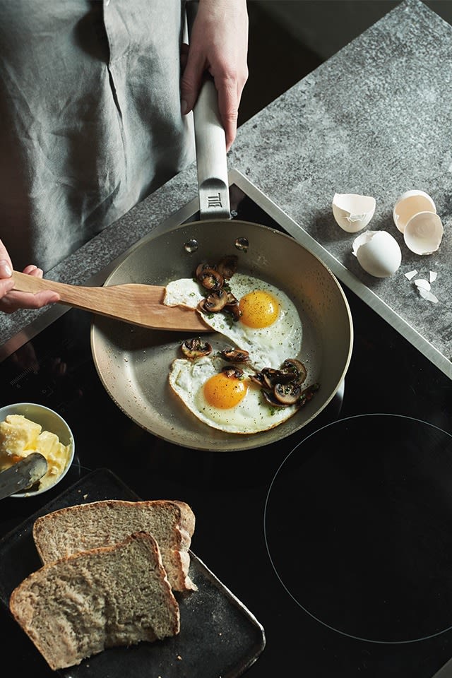 Die Fiskars Norden Bratpfanne aus rostfreiem Stahl ist perfekt zum Braten von Eiern und lässt sich leicht mit Spülmittel reinigen.