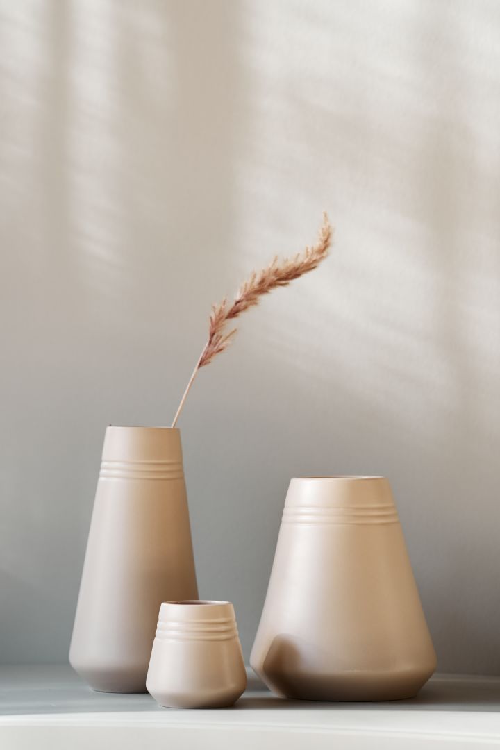 Beigefarbene Vasen von NJRD mit einfachem Schilfrohr sind eine Möglichkeit, einen friedlichen Stil in Ihrem Zuhause zu schaffen. 