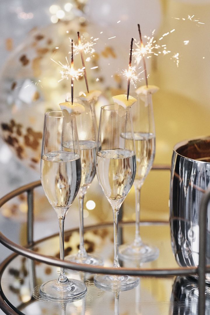 Ideen für Ihre Silvesterparty: Servieren Sie Sekt oder Champagner in hohen Gläsern wie diesen aus der Karlevi-Kollektion von Scandi Living und stecken Sie Wunderkerzen in jedes Glas!