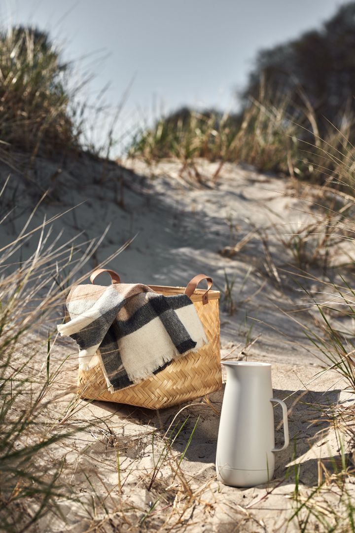 Ein Sommerfavorit ist der Picknickkorb von Oyoy, der mit einer kuscheligen Decke gefüllt ist, um sich nach einem Bad im Meer warm zu halten.