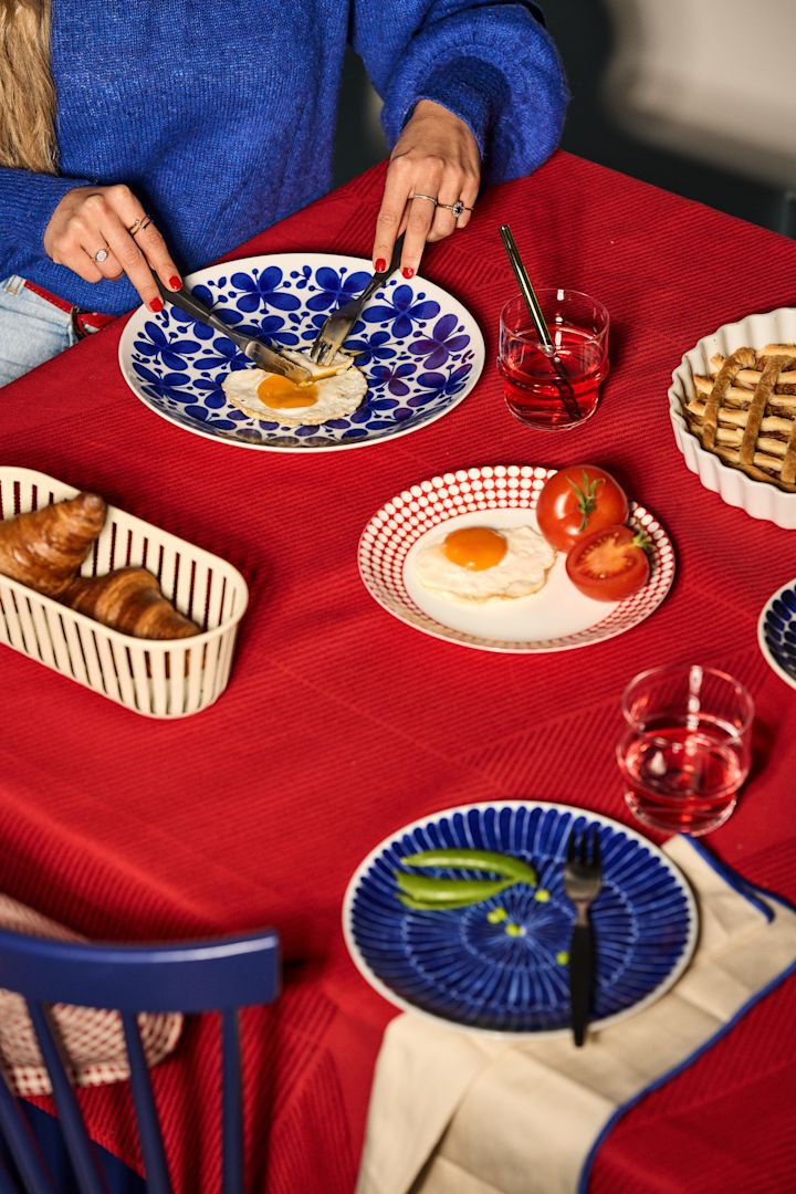 Der Retrolook kehrt als einer der Einrichtungstrends des Frühlings 2023 zurück. Greifen Sie diesen mit Hilfe von Mustern und Farben auf Ihrem Geschirr auf, inbesondere in Rot und Blau.
