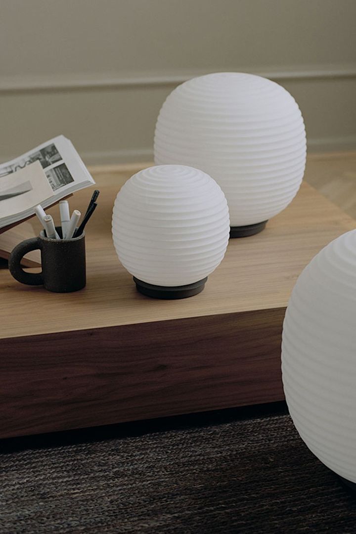 Lampen von New Works, die an Reislampen erinnern, passen sehr gut zum Japandi-Stil.