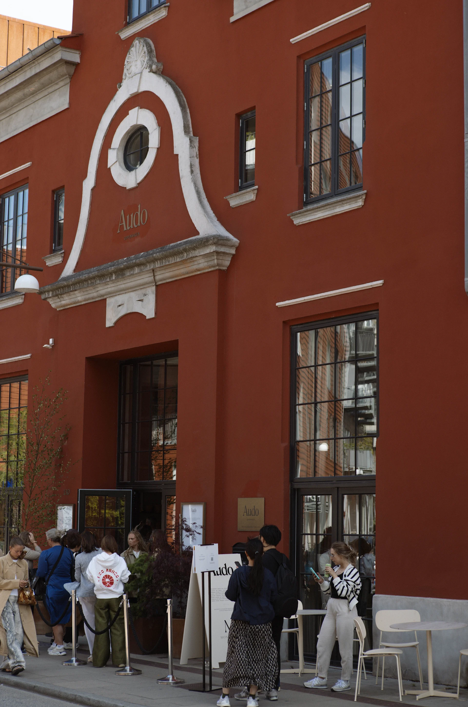 Das rote The Audo-Gebäude von Audo Copenhagen, das Showroom, Hotel, Café und Restaurant beherbergt.