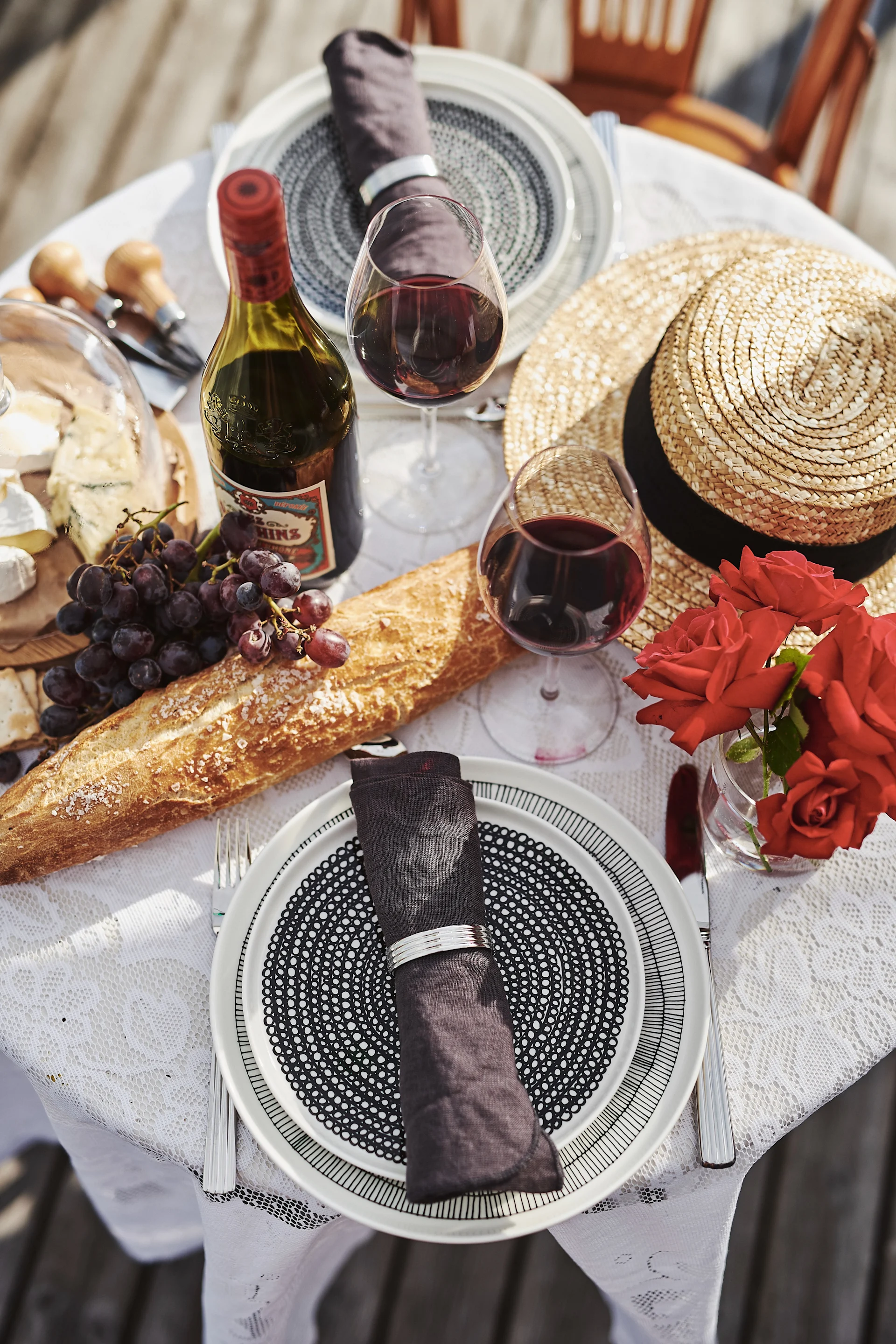 Leinenserviette mit Serviettenring Bernadotte von Georg Jensen auf schwarz-weißen Tellern von Marimekko.