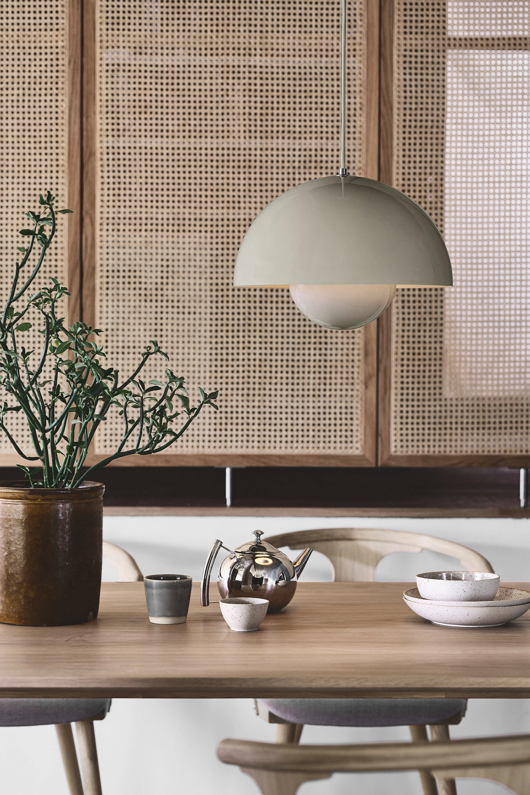 Japandi: Bei diesem Einrichtungsstil werden verschiedene Materialien miteinander kombiniert, wobei auch die Beleuchtung eine wichtige Rolle spielt. Hier sehen Sie die schlichte beigefarbene Flowerpot Pendelleuchte von &Tradition.