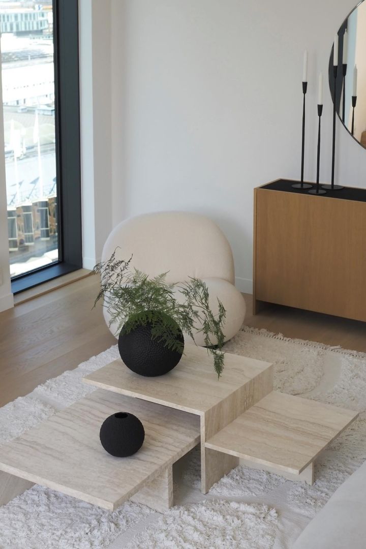 Boho und weitere Einrichtungsstile: Hier sehen Sie das im Japandi-Stil eingerichtete Wohnzimmer der Instagram Userin @stylingvision.