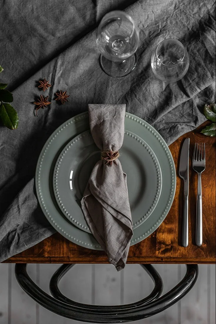 Tischgedeck für Weihnachten mit grünem Porzellan von Scandi Living und geknoteter Leinenserviette.