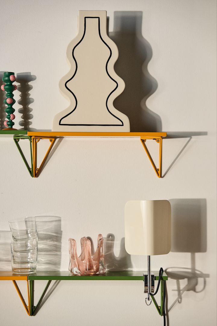 Die Wohntrends für den Herbst 2023 sind verspielt, hier sehen Sie die farbenfrohen Regale von Maze, dekoriert mit Details wie einer geometrischen Vase von ferm LIVING.