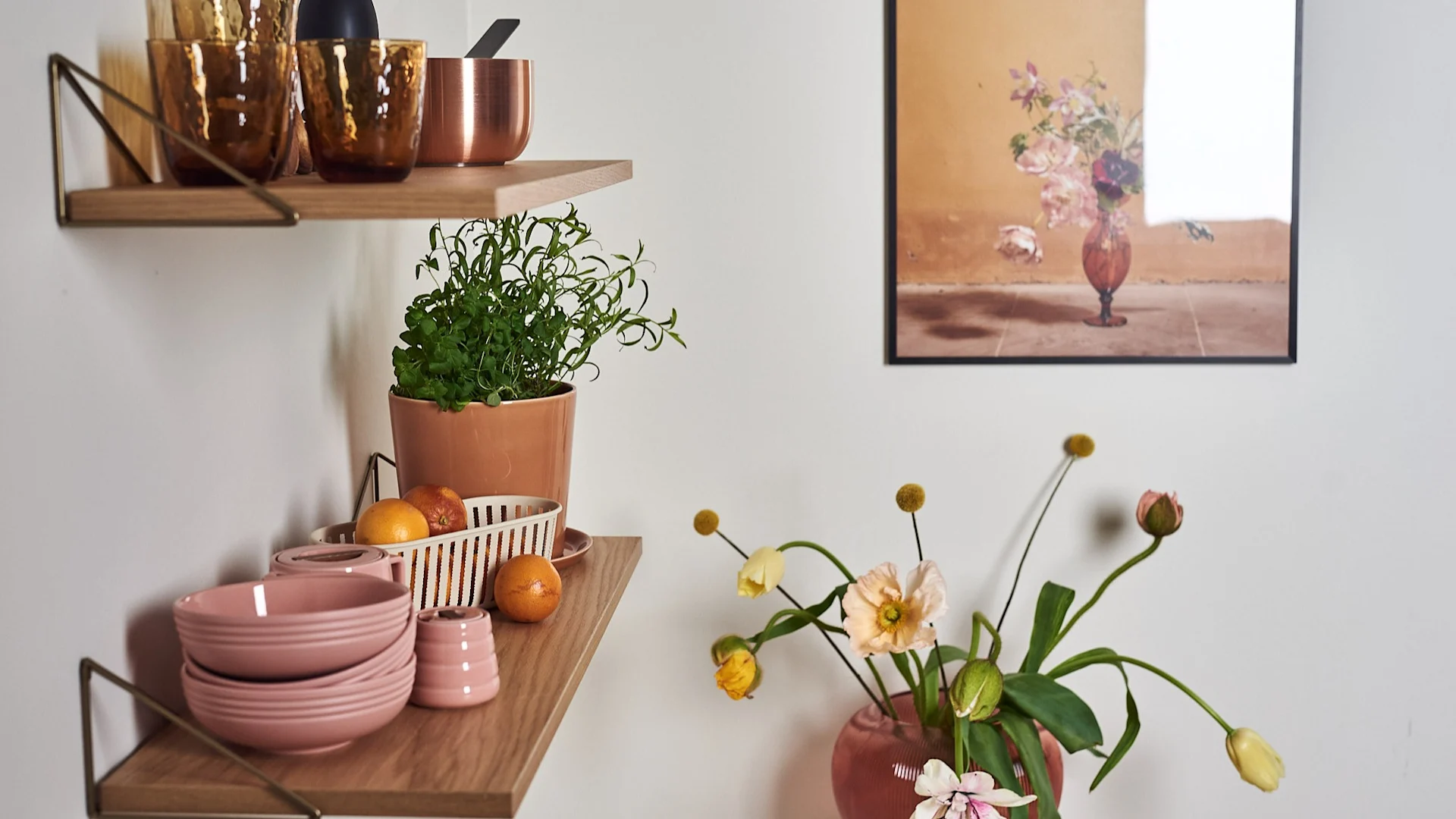 Dieses Jahr widmen wir uns der Regaleinrichtung - dem Ordnen und Umgestalten unserer Regale zu schönen Installationen im Haus, z. B. in der Küche.