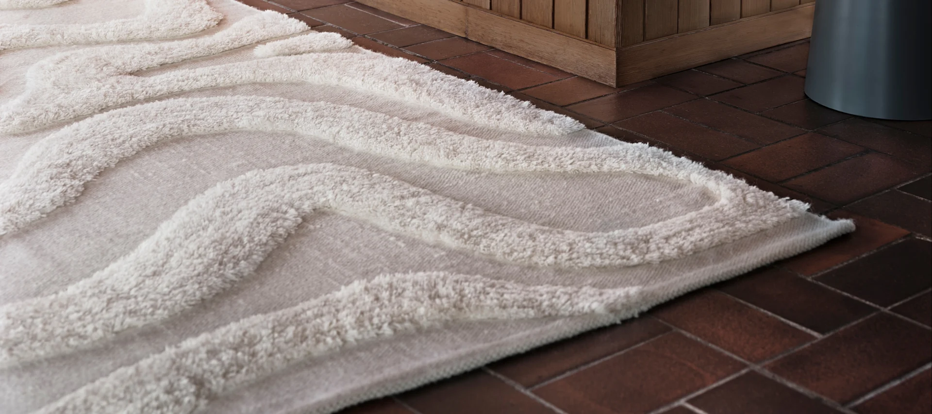 Hier sehen Sie einen der luxuriösen Wollteppiche von Tinted Objects mit einem flauschigen, weißen Wellenmuster.